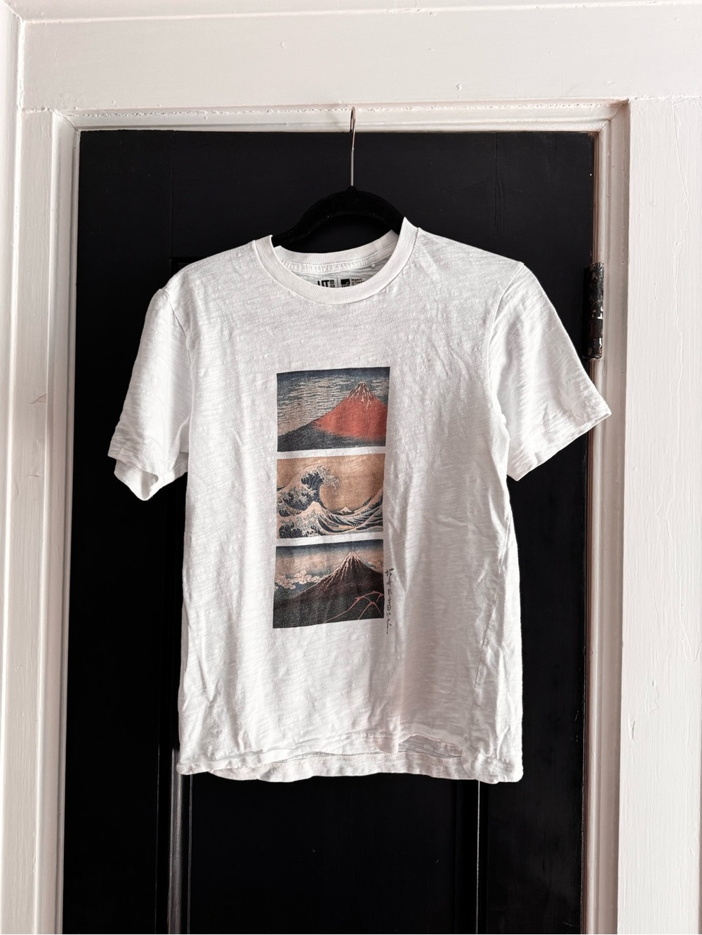 Uniqlo White Short Sleeve Tee with Japanese the great wave  Graphic